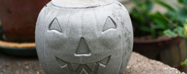 How to Make a Concrete Jack-O-Lantern for Halloween | redleafstyle.com