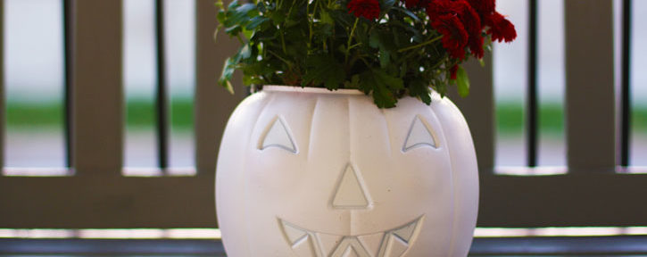 Easy Plastic Pumpkin Planter | redleafstyle.com